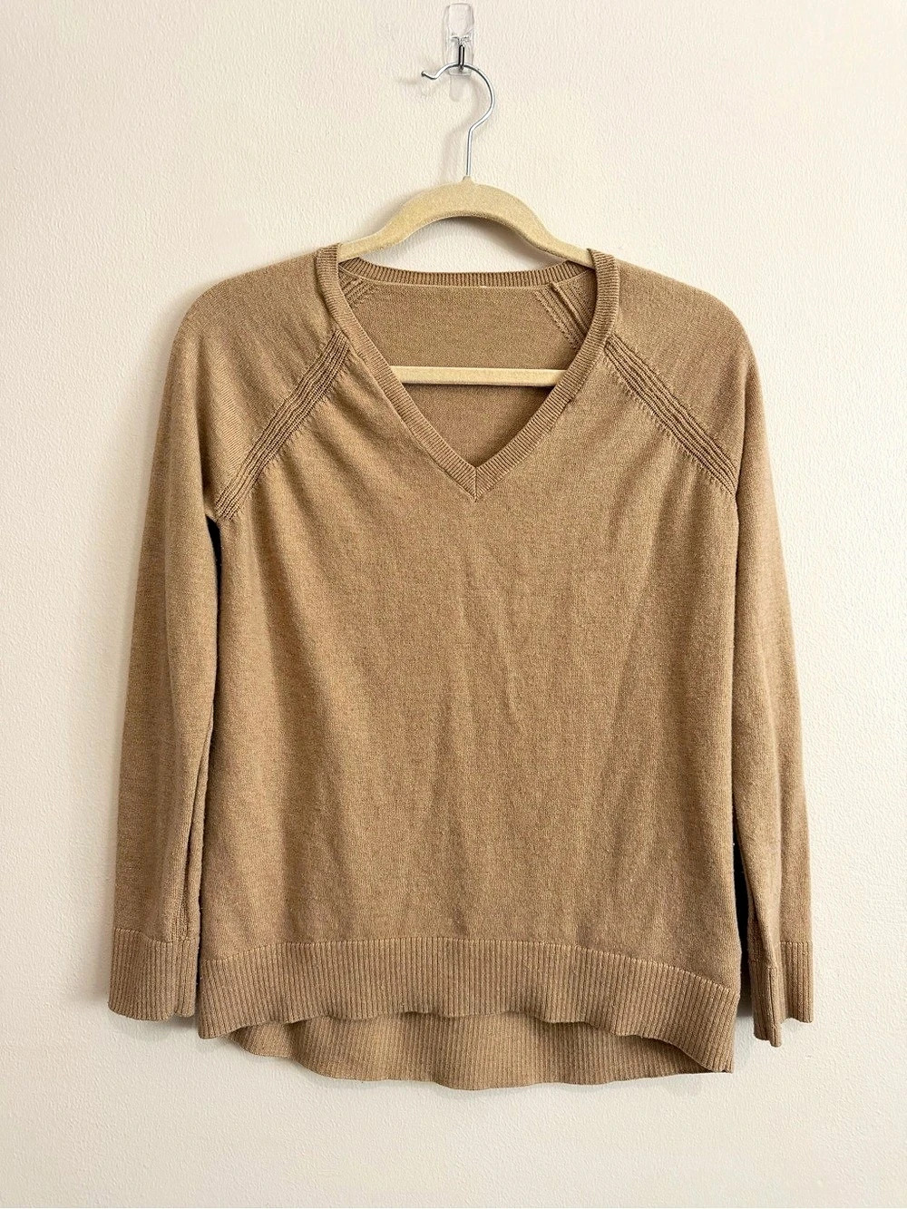Gap Merino Wool V-Neck Sweater Tan Camel Size Small